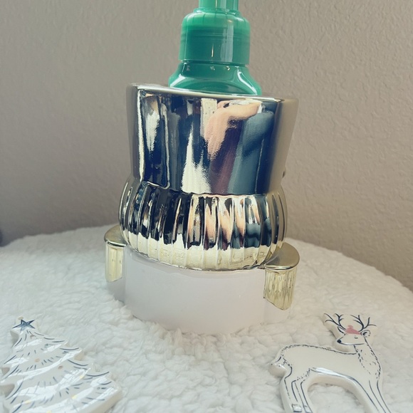 New!! Bath & Body Works Nutcracker Foaming Hand Soap Holder Holiday White Gold - Picture 4 of 4